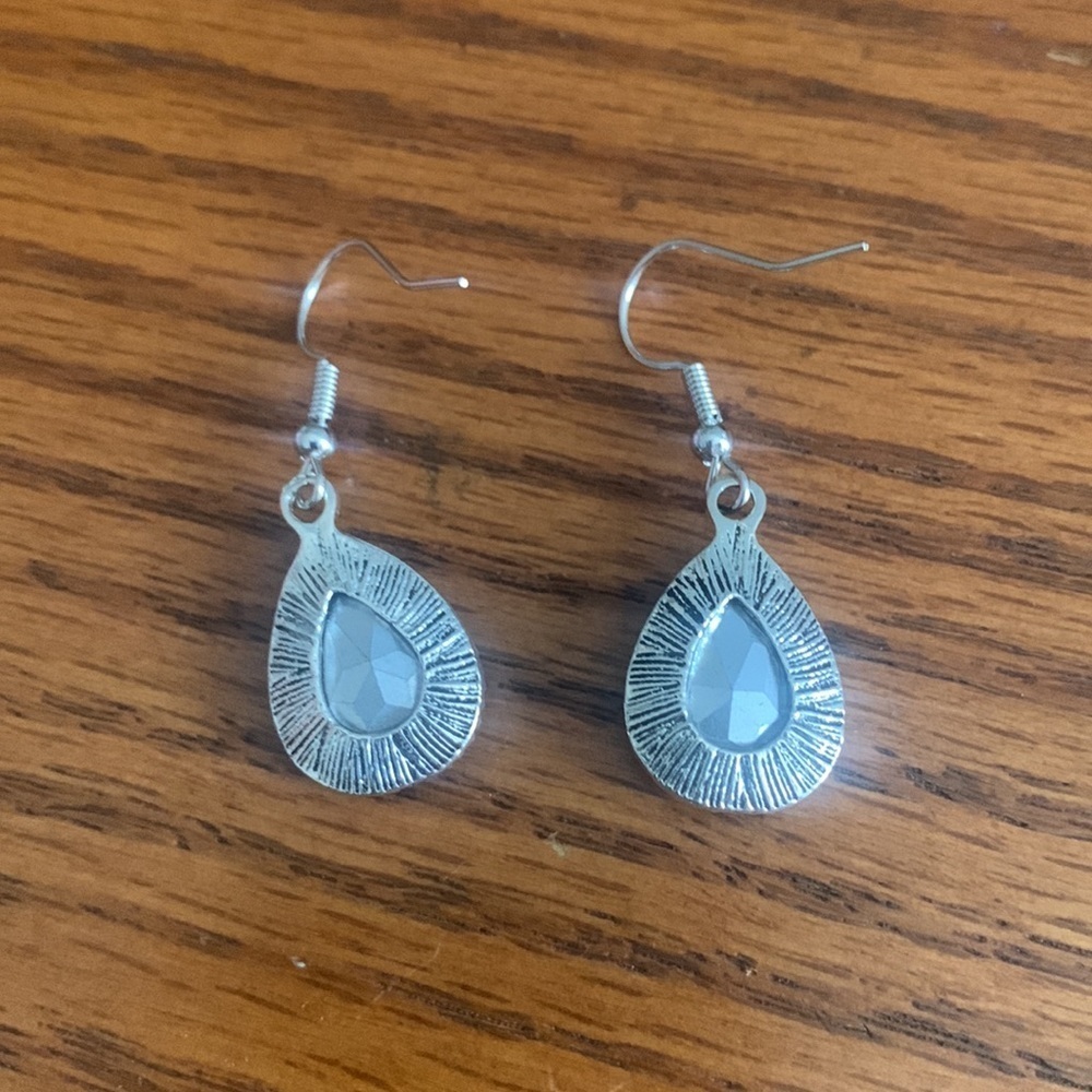Beautiful blue earrings. - Picture 2 of 2